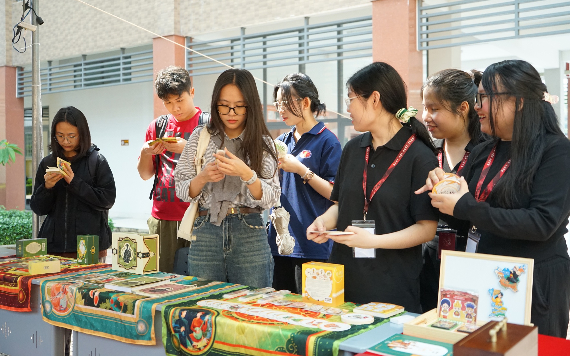 Gần 1.000 người tham gia ngày hội nghệ thuật “Hoa chào ngõ hạnh”