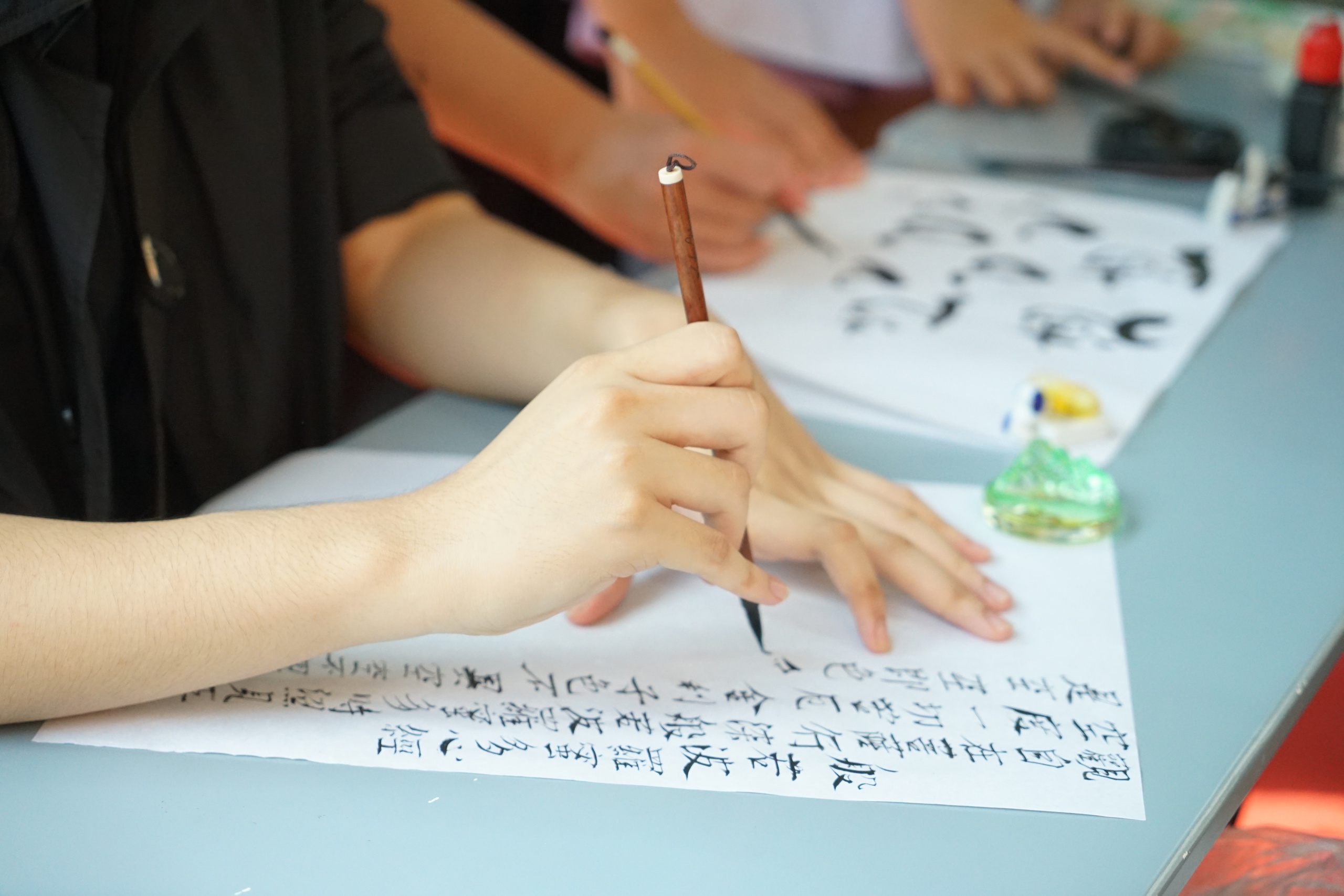 Ng&agrave;y hội nghệ thuật &ldquo; Hoa ch&agrave;o ng&otilde; hạnh &rdquo; tạo dấu ấn cho sinh vi&ecirc;n y&ecirc;u nghệ thuật - Ảnh 4.