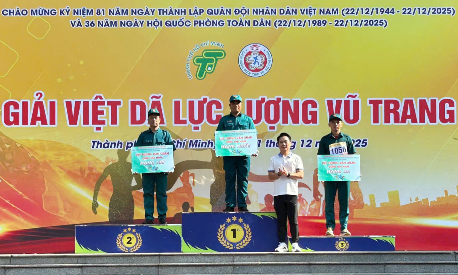 Chạy việt d&atilde; ở trung t&acirc;m th&agrave;nh phố, ch&agrave;o mừng ng&agrave;y th&agrave;nh lập Qu&acirc;n đội nh&acirc;n d&acirc;n Việt Nam - Ảnh 12.
