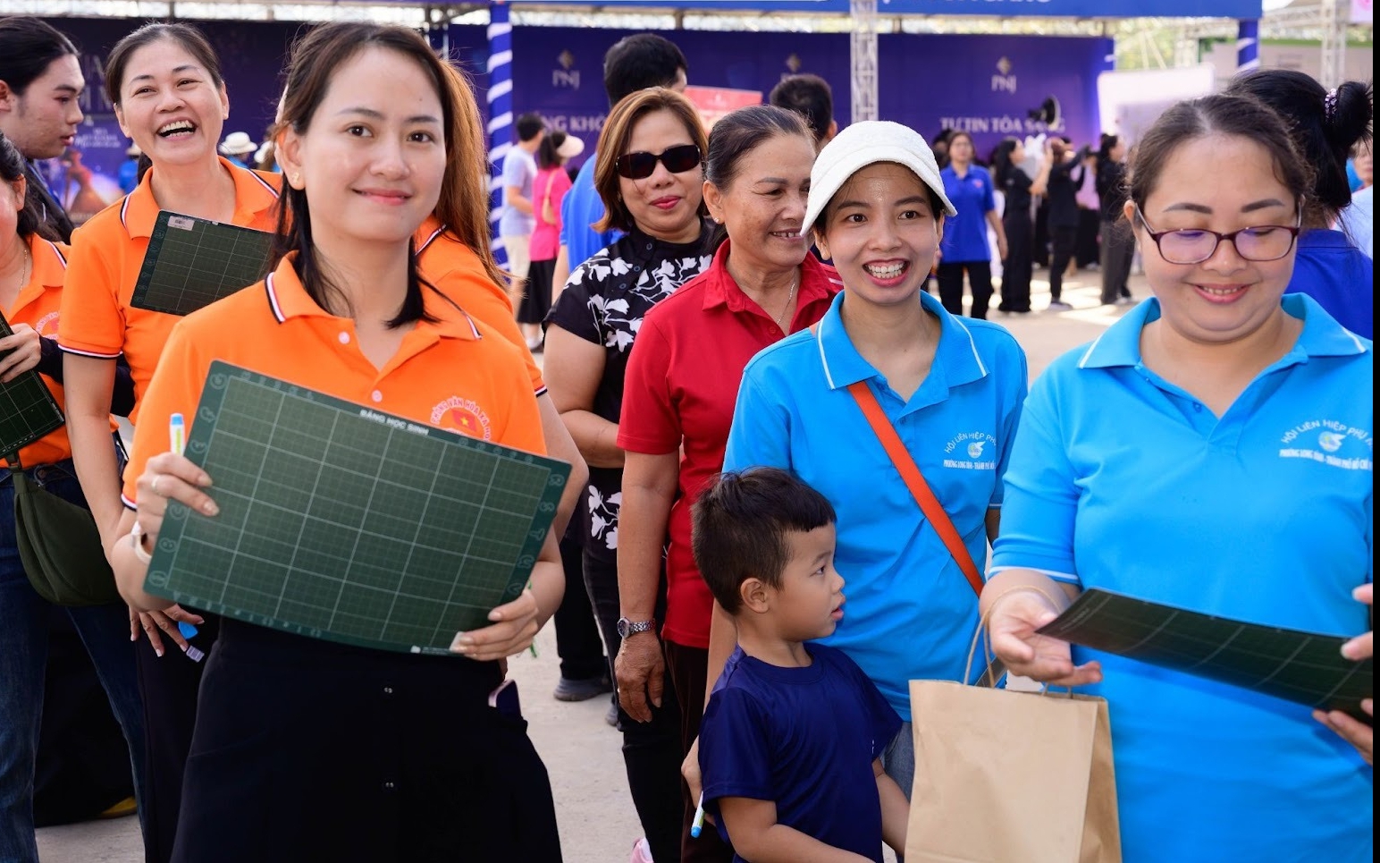 Nữ công nhân nhà máy được làm đẹp, tặng quà