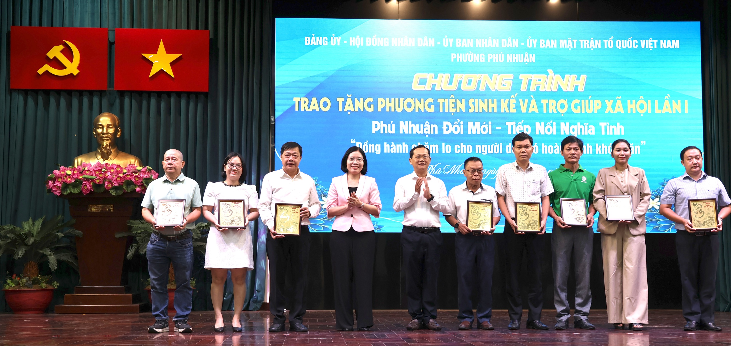 Một buổi sáng ý nghĩa, xúc động tại phường Phú Nhuận, TPHCM - Ảnh 2.