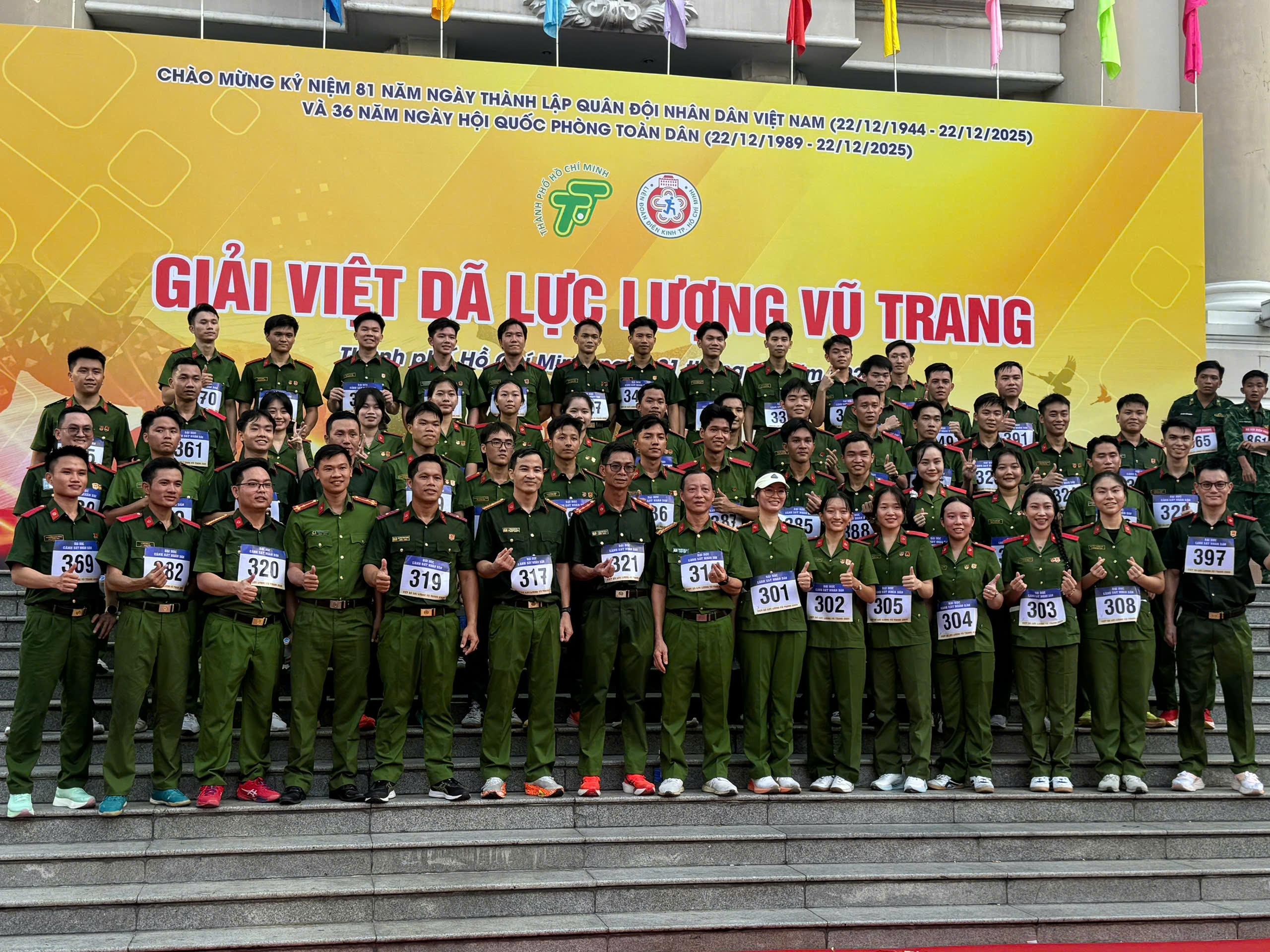 Chạy việt d&atilde; ở trung t&acirc;m th&agrave;nh phố, ch&agrave;o mừng ng&agrave;y th&agrave;nh lập Qu&acirc;n đội nh&acirc;n d&acirc;n Việt Nam - Ảnh 11.