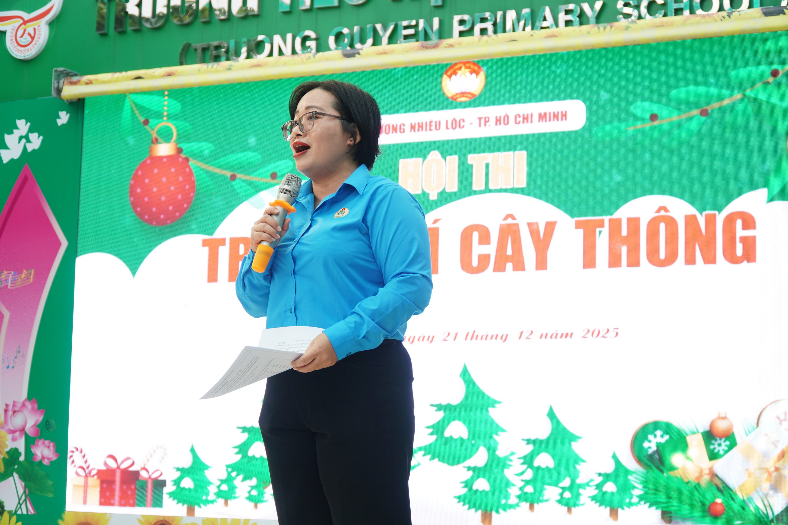 Phường Nhi&ecirc;u Lộc "l&ecirc;n đ&egrave;n" đ&oacute;n Gi&aacute;ng sinh bằng hội thi trang tr&iacute; c&acirc;y th&ocirc;ng - Ảnh 1.