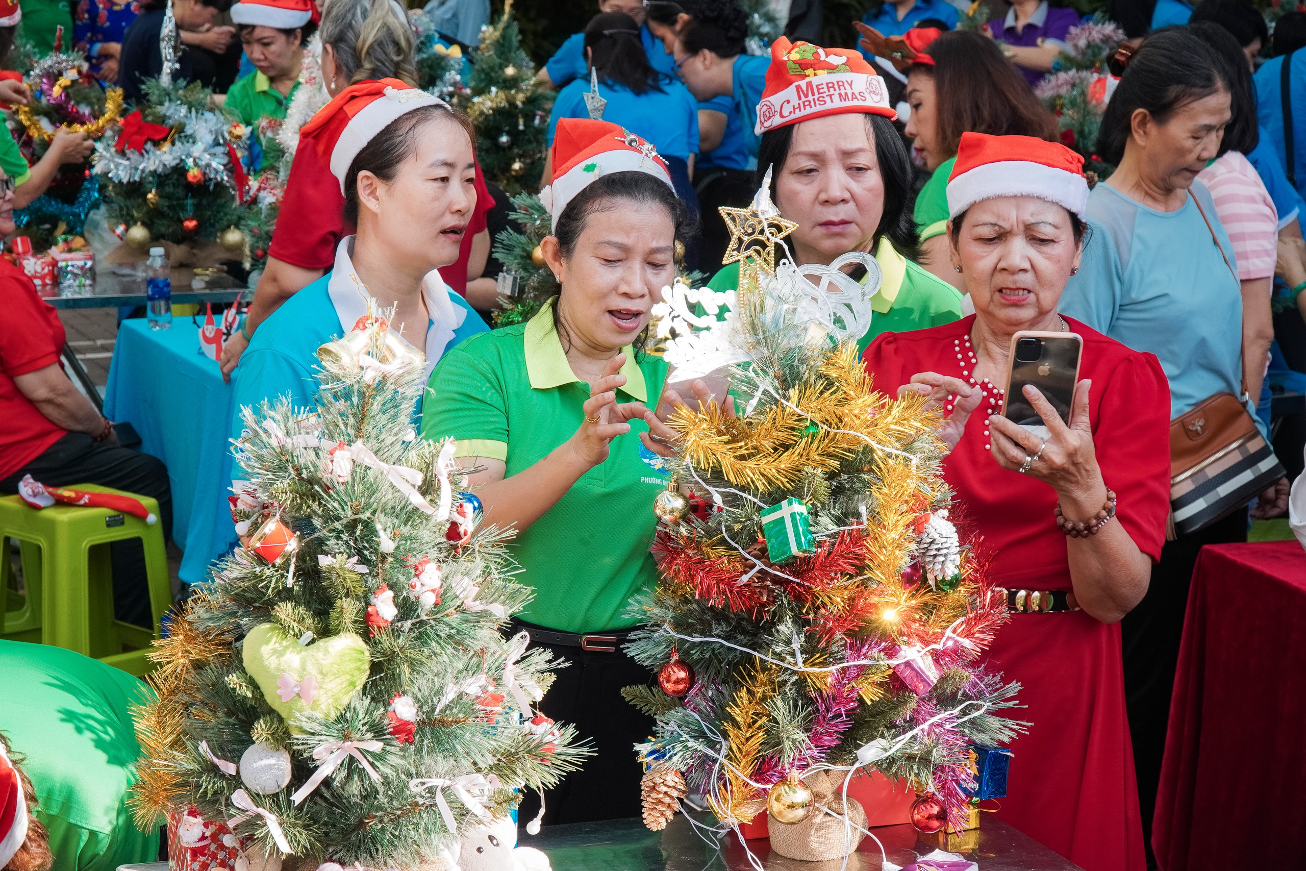 Phường Nhi&ecirc;u Lộc "l&ecirc;n đ&egrave;n" đ&oacute;n Gi&aacute;ng sinh bằng hội thi trang tr&iacute; c&acirc;y th&ocirc;ng - Ảnh 12.