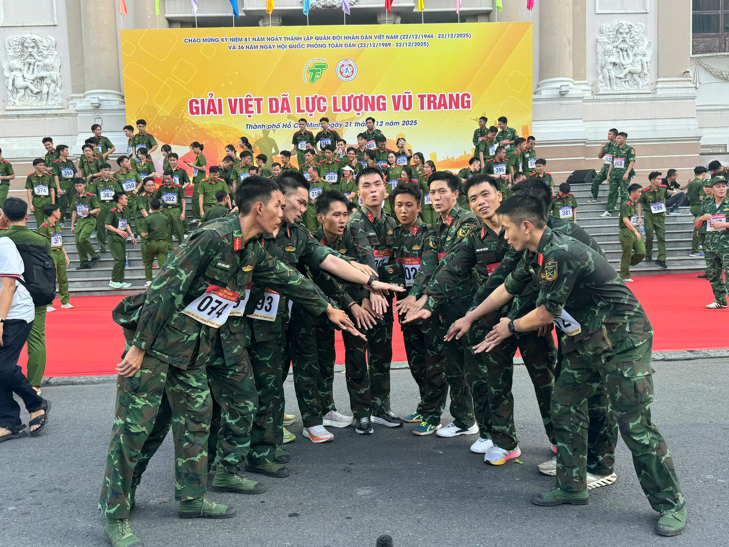 Chạy việt d&atilde; ở trung t&acirc;m th&agrave;nh phố, ch&agrave;o mừng ng&agrave;y th&agrave;nh lập Qu&acirc;n đội nh&acirc;n d&acirc;n Việt Nam - Ảnh 10.