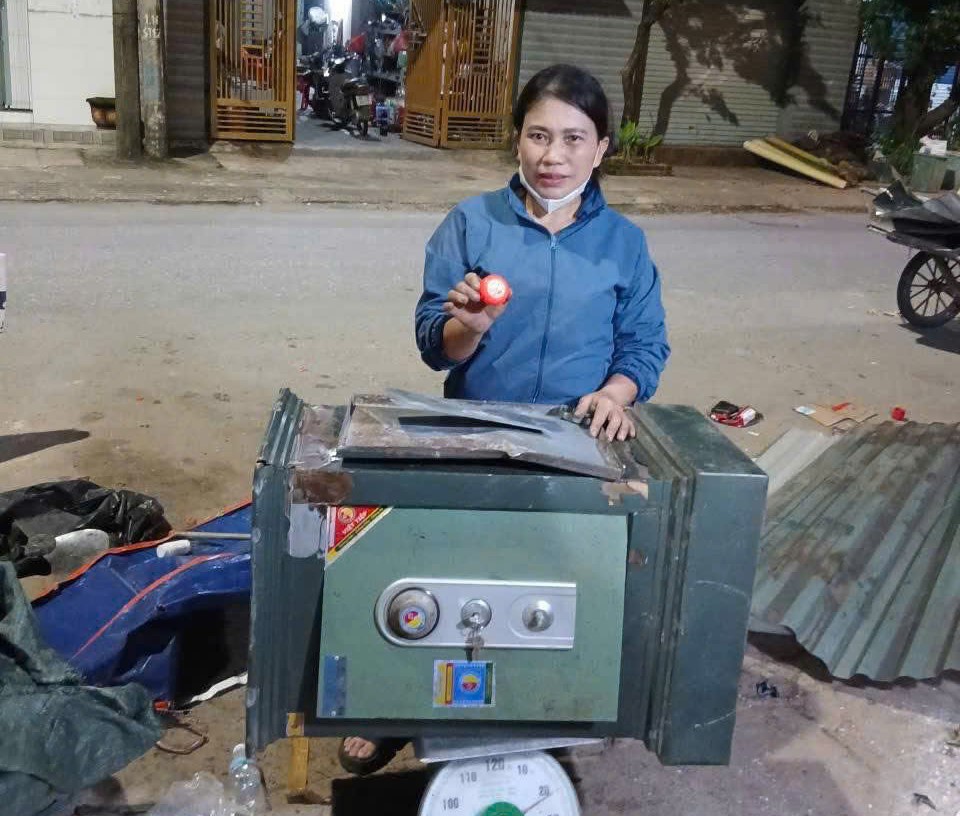 Ph&aacute;t hiện 5,5 chỉ v&agrave;ng trong k&eacute;t sắt cũ, người phụ nữ thu mua phế liệu liền tr&igrave;nh b&aacute;o c&ocirc;ng an  - Ảnh 1.