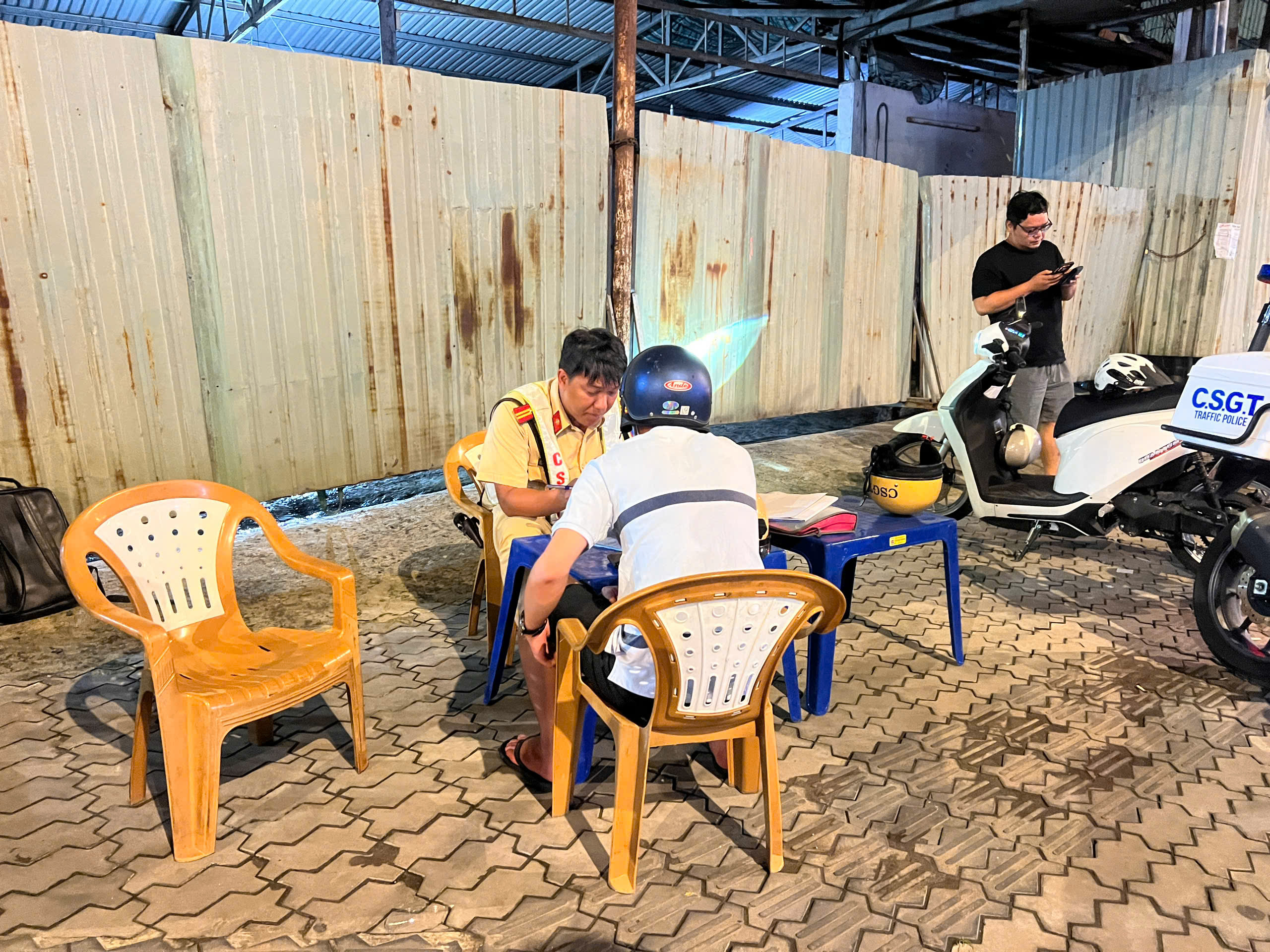 Ra nhậu để chia sẻ chuyện buồn với bạn thân, người đàn ông bị phạt 9 triệu đồng - Ảnh 1.