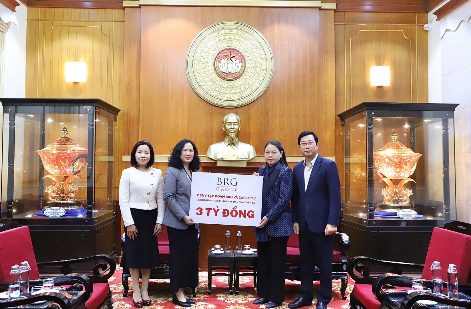Tập đoàn BRG và Ngân hàng SeABank trao 5 tỉ đồng ủng hộ đồng bào khắc phục hậu quả thiên tai - Ảnh 1.