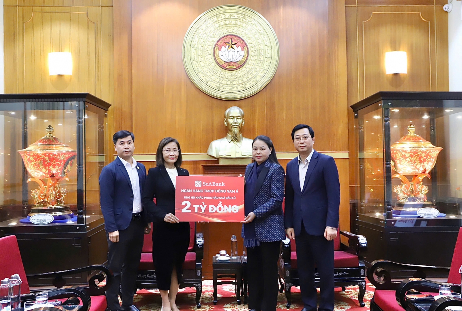Tập đoàn BRG và Ngân hàng SeABank trao 5 tỉ đồng ủng hộ đồng bào khắc phục hậu quả thiên tai - Ảnh 2.
