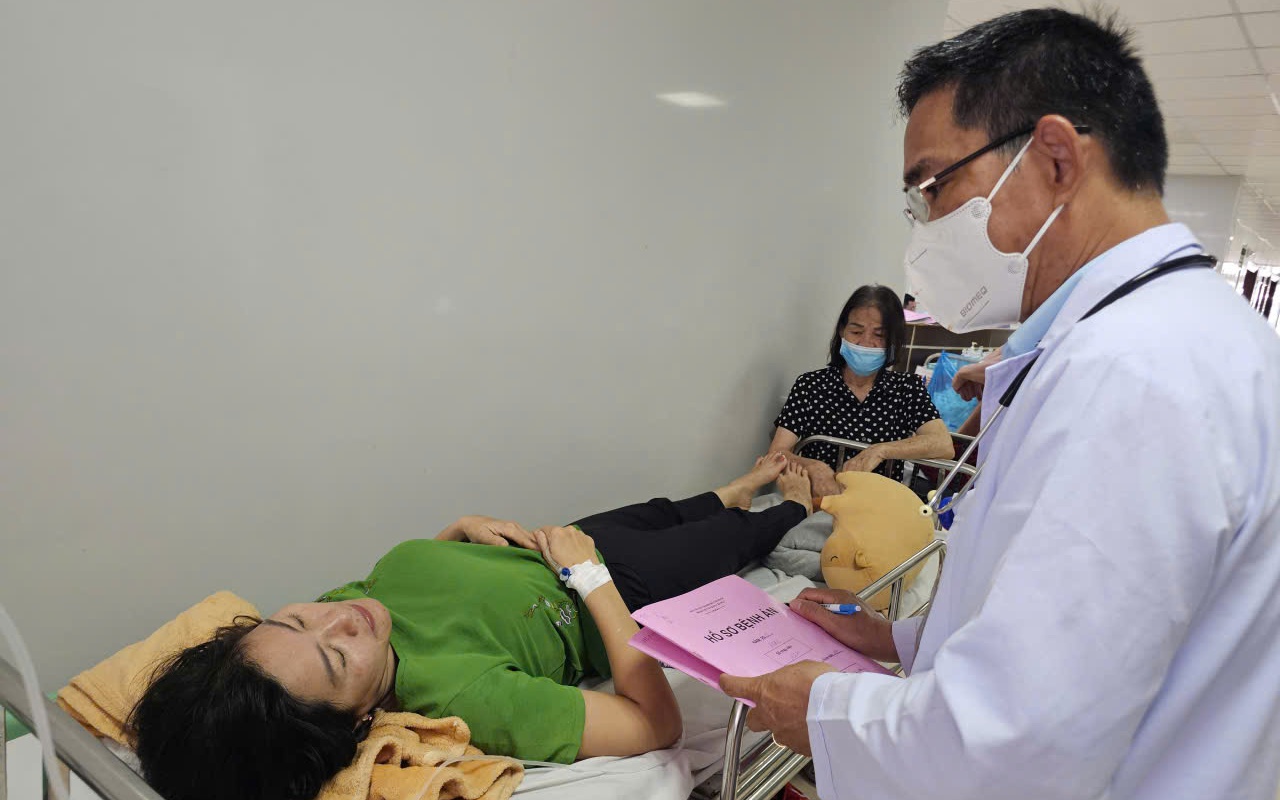 Hàng chục người ở TP HCM vừa phải nhập viện, lại nghi do bánh mì