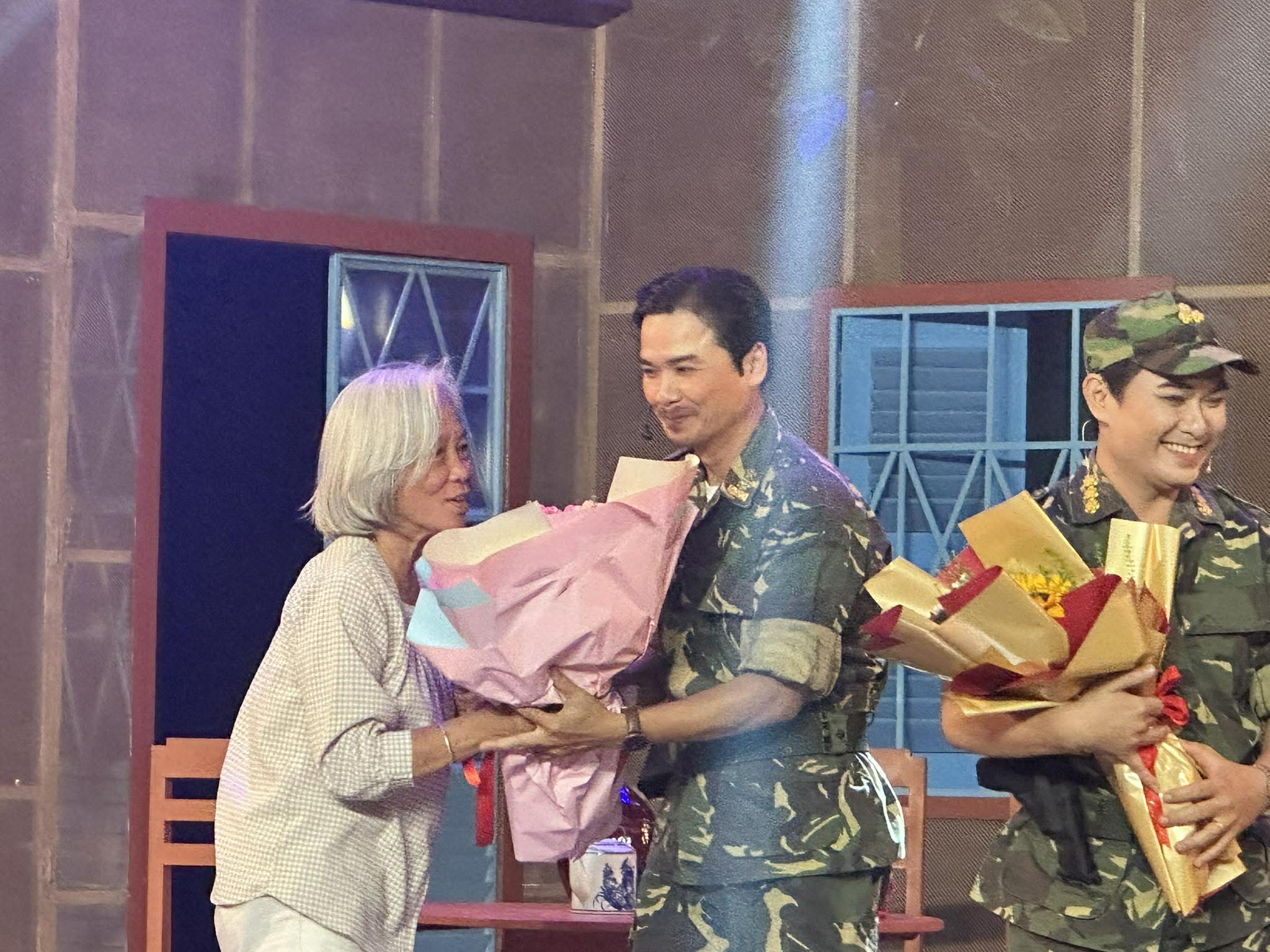 "Người mẹ và thanh gươm", dạt dào cảm xúc khi xem lại tác phẩm của nhà thơ Phan Vũ - Ảnh 2.