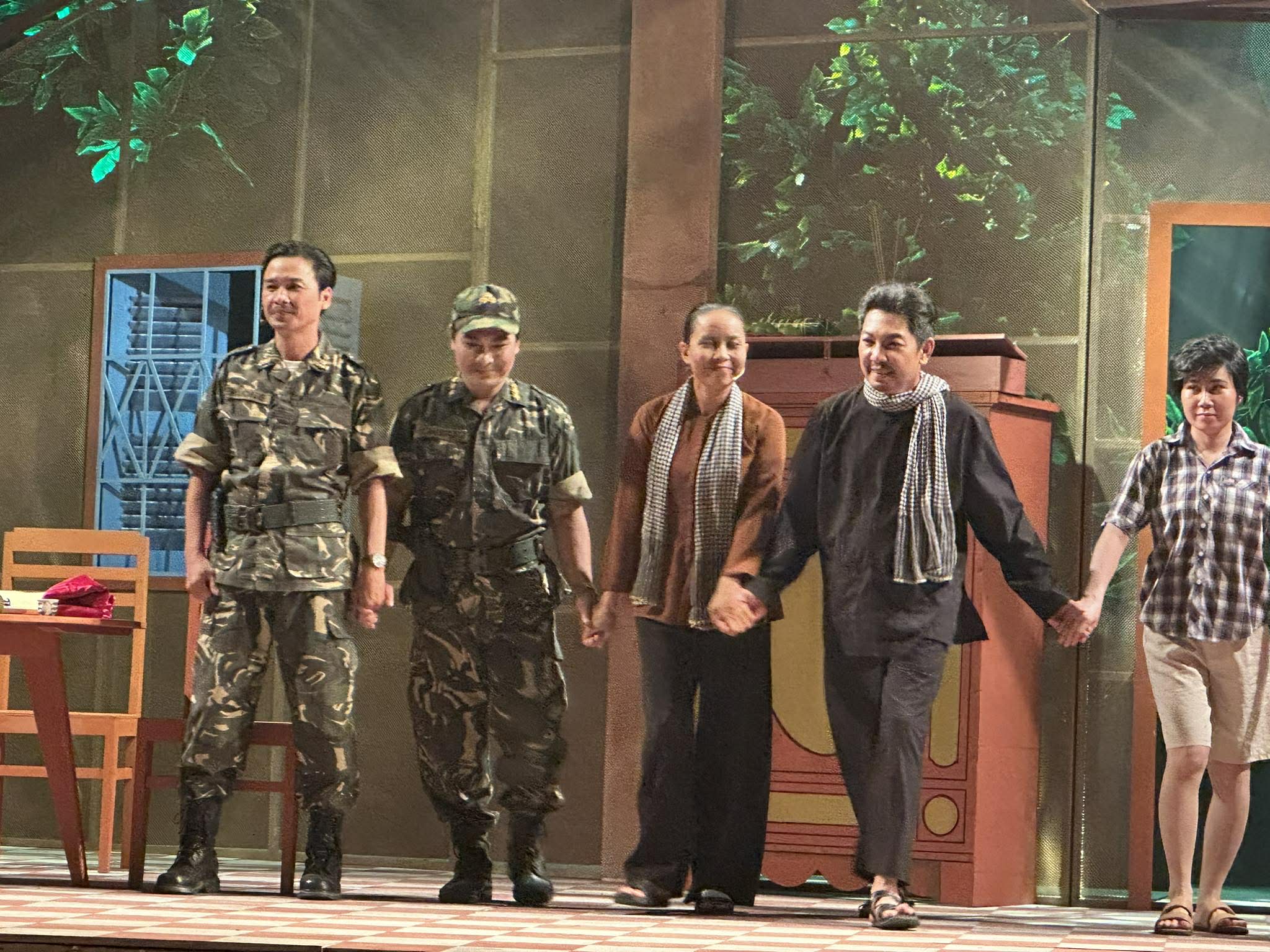 "Người mẹ và thanh gươm", dạt dào cảm xúc khi xem lại tác phẩm của nhà thơ Phan Vũ - Ảnh 6.