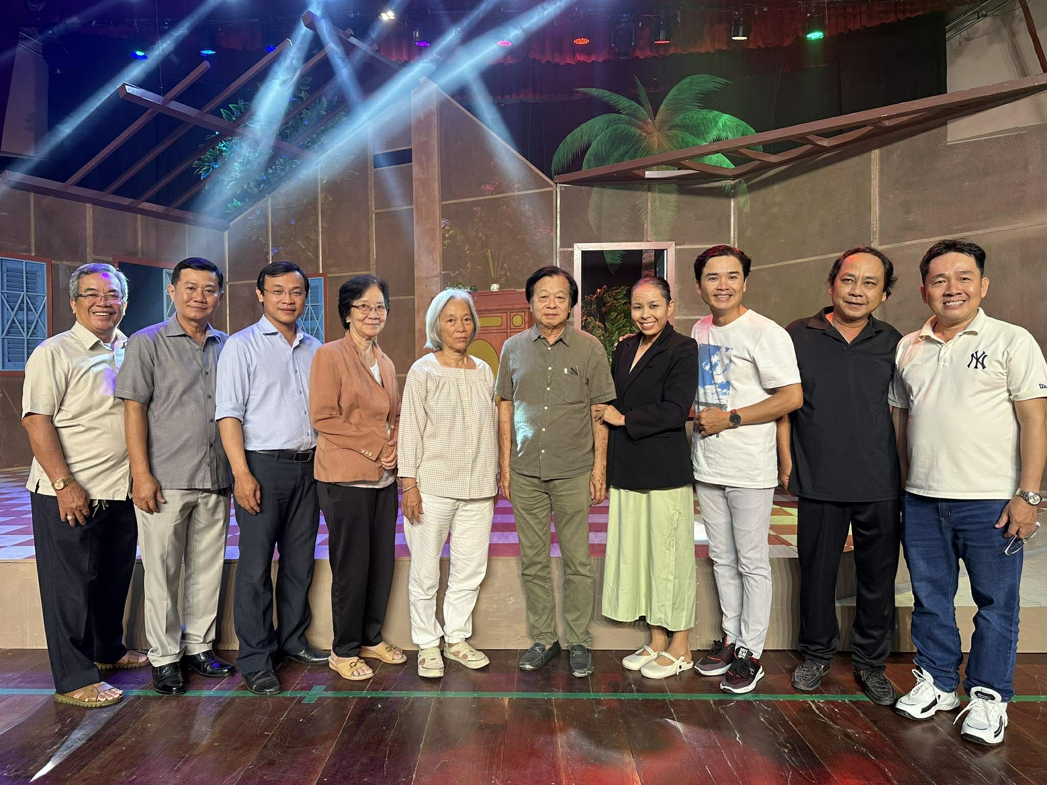 "Người mẹ và thanh gươm", dạt dào cảm xúc khi xem lại tác phẩm của nhà thơ Phan Vũ - Ảnh 3.