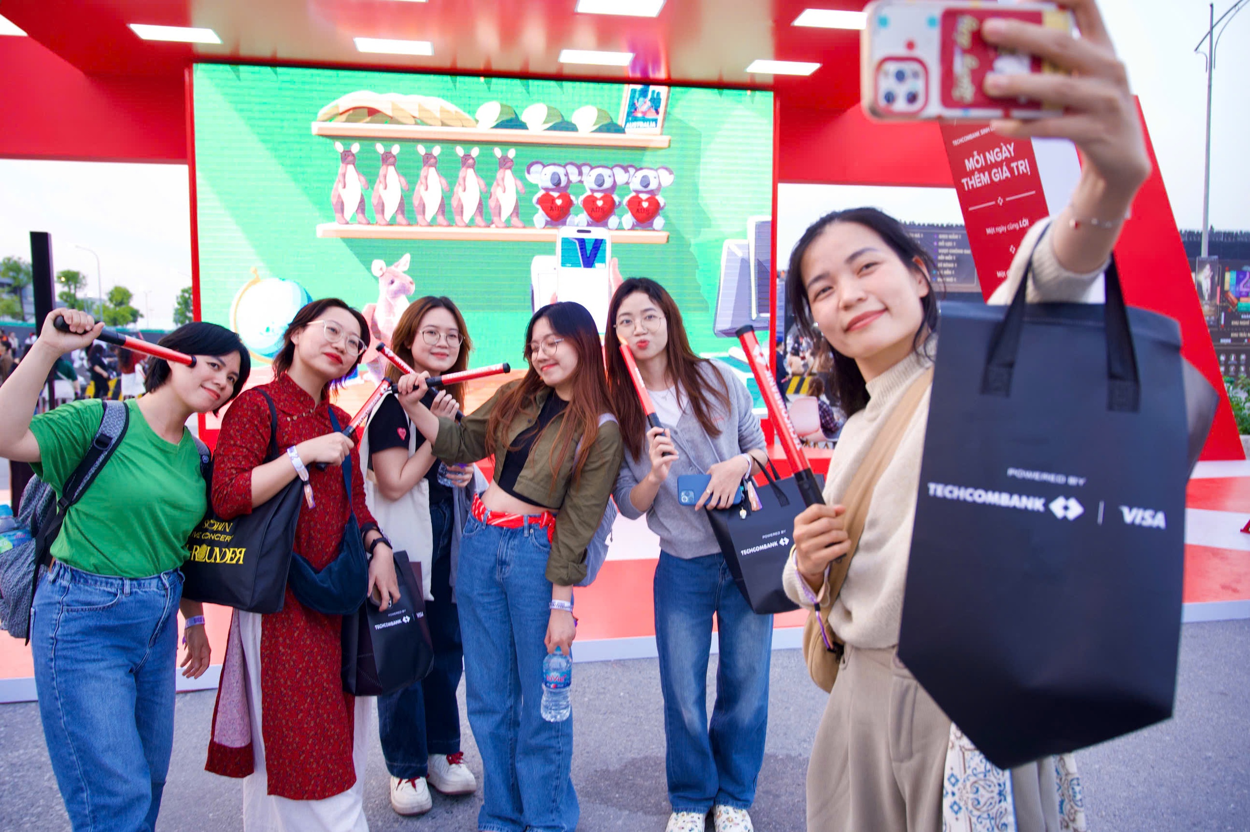 Fan &ldquo;đu concert&rdquo; xuy&ecirc;n ng&agrave;y đ&ecirc;m: &ldquo;Hiếm nơi n&agrave;o l&yacute; tưởng như Ocean City&rdquo; - Ảnh 3.