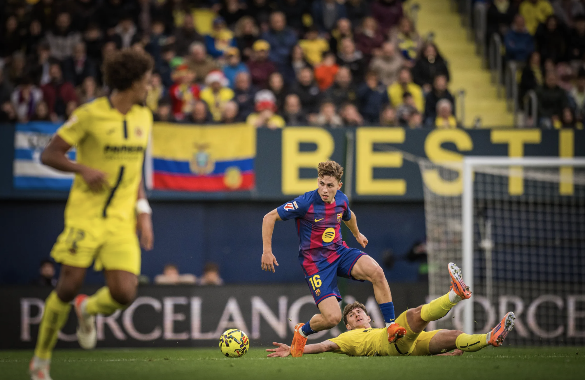 Đánh chìm "Tàu ngầm vàng", Barcelona vô địch lượt đi La Liga - Ảnh 3.