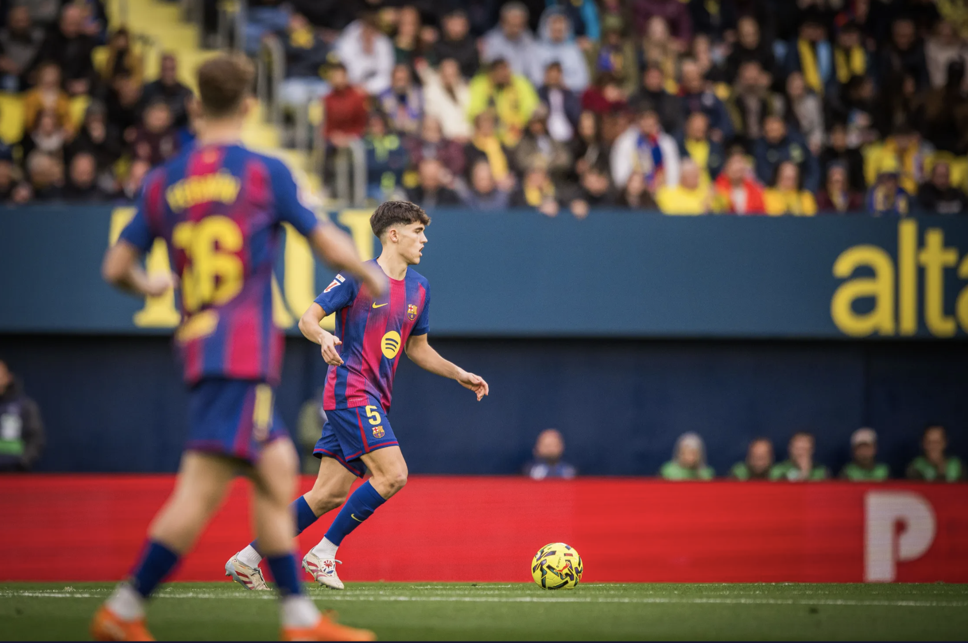 Đánh chìm "Tàu ngầm vàng", Barcelona vô địch lượt đi La Liga - Ảnh 1.