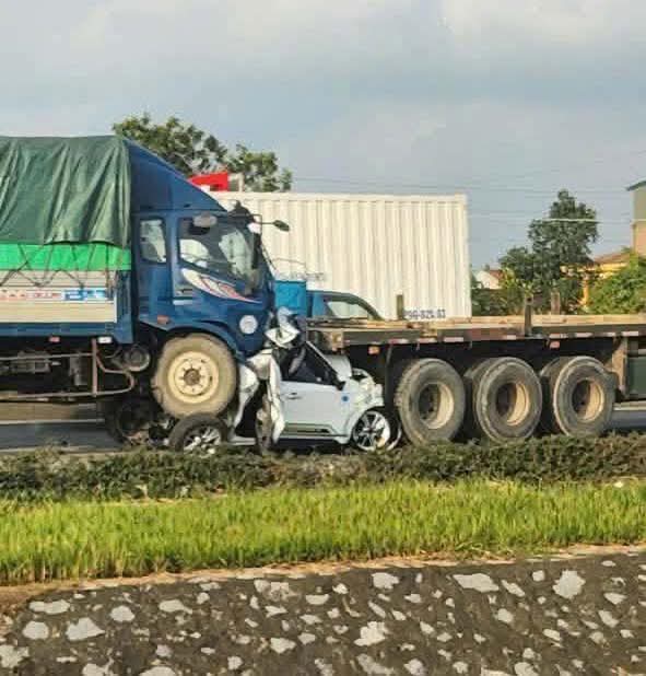 Tai nạn giao th&ocirc;ng thảm khốc, 3 người thuong vong, 7 xe &ocirc; t&ocirc; bị hư hỏng - Ảnh 1.