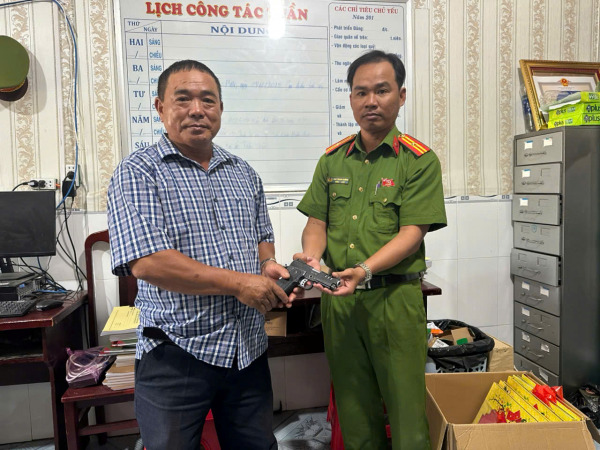 Người dân Cà Mau tố giác tội phạm liên quan vũ khí, vật liệu nổ ở đâu? - Ảnh 1.