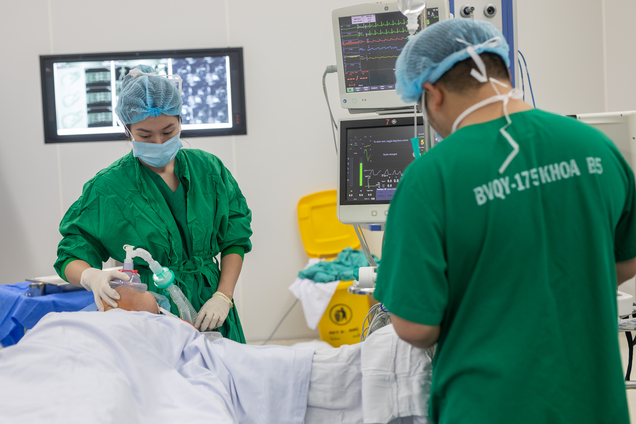 Bác sĩ xuyên đêm ghép gan cho giảng viên bị suy gan cấp - Ảnh 1.