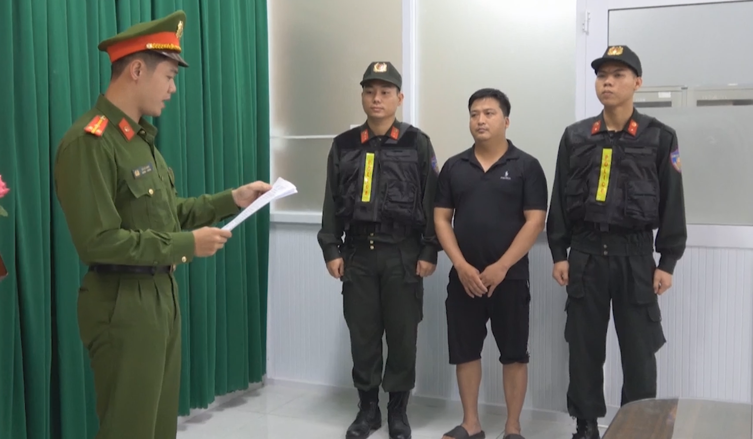 C&ocirc;ng an TPHCM th&ocirc;ng tin quy tr&igrave;nh l&agrave;m thịt b&ograve; giả, bắt 7 người - Ảnh 1.