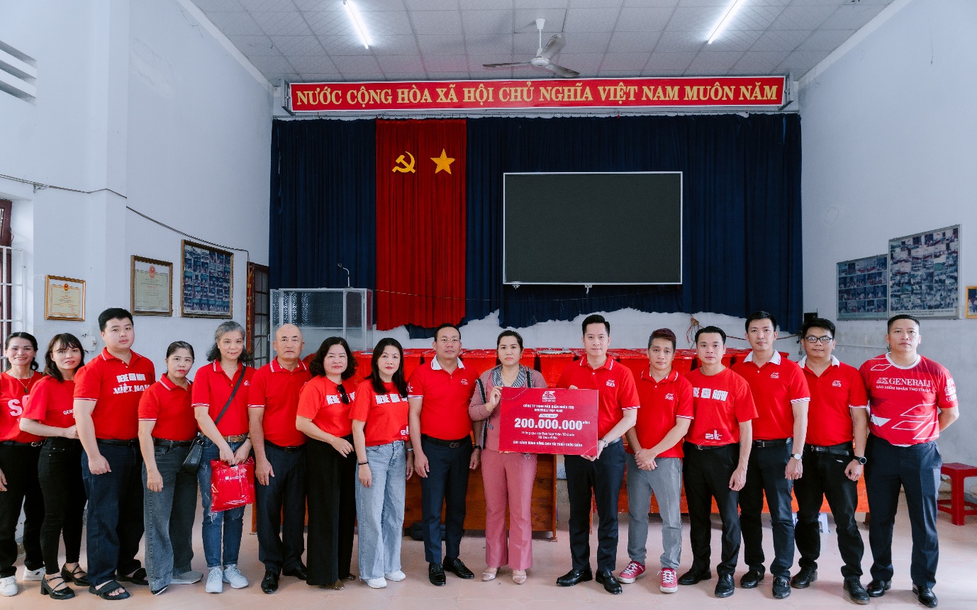 Generali Việt Nam trao hơn 1,2 tỉ đồng hỗ trợ người dân tái thiết sau bão lũ