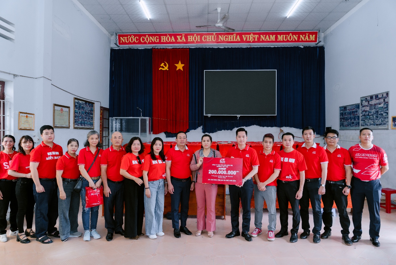 Generali Việt Nam trao hơn 1,2 tỉ đồng hỗ trợ người d&acirc;n t&aacute;i thiết sau b&atilde;o lũ - Ảnh 1.