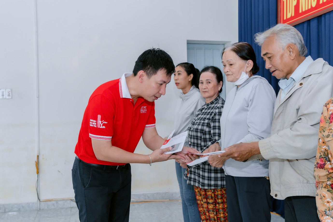 Generali Việt Nam trao hơn 1,2 tỉ đồng hỗ trợ người d&acirc;n t&aacute;i thiết sau b&atilde;o lũ - Ảnh 2.