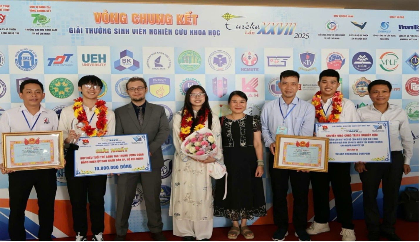 Nghiên cứu khoa học sinh viên: Hiện thực hóa Nghị quyết 57-NQ/TW, từ giảng đường đến thực tiễn - Ảnh 2.