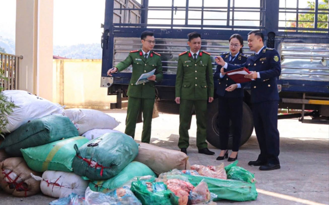 Bí mật giấu kín trong 40 bao tải trên xe ô tô đậu ven đường