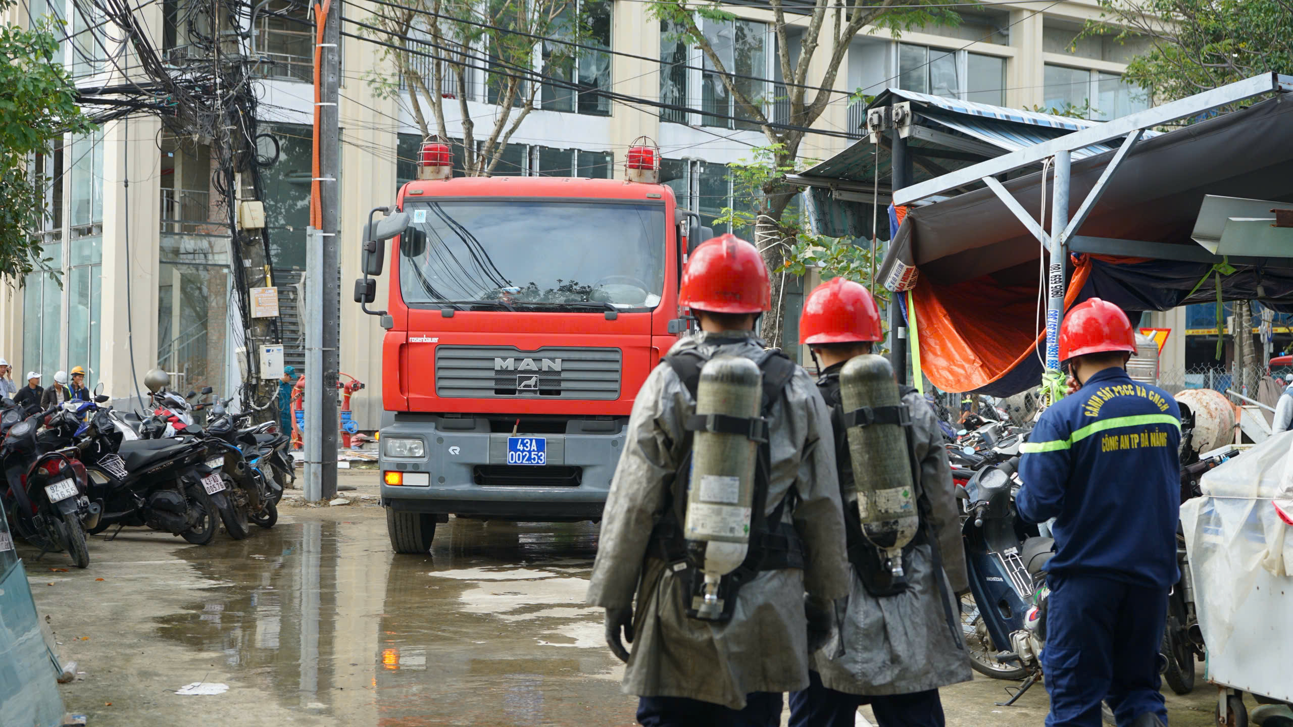 Hỏa hoạn Đ&agrave; Nẵng b&ugrave;ng ph&aacute;t tại nh&agrave; 4 tầng trong hẻm nhỏ , Lực lượng cứu hỏa ứng ph&oacute; kịp thời - Ảnh 2.