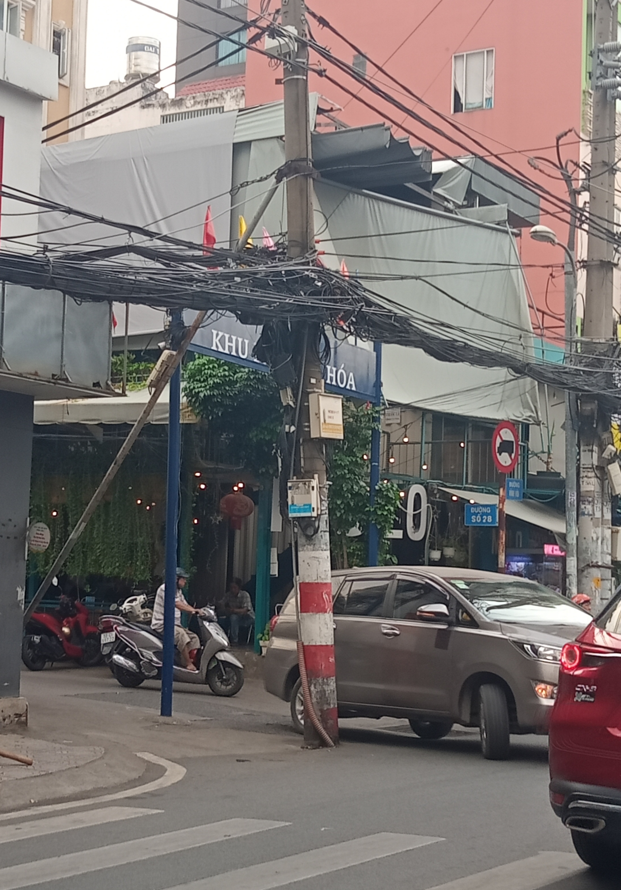 Trụ điện giữa đường - Ảnh 1.