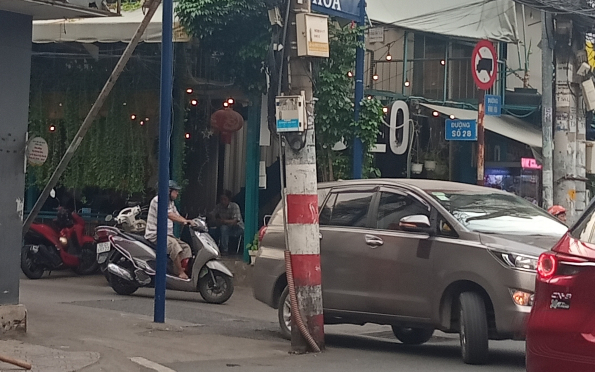 Trụ điện giữa đường