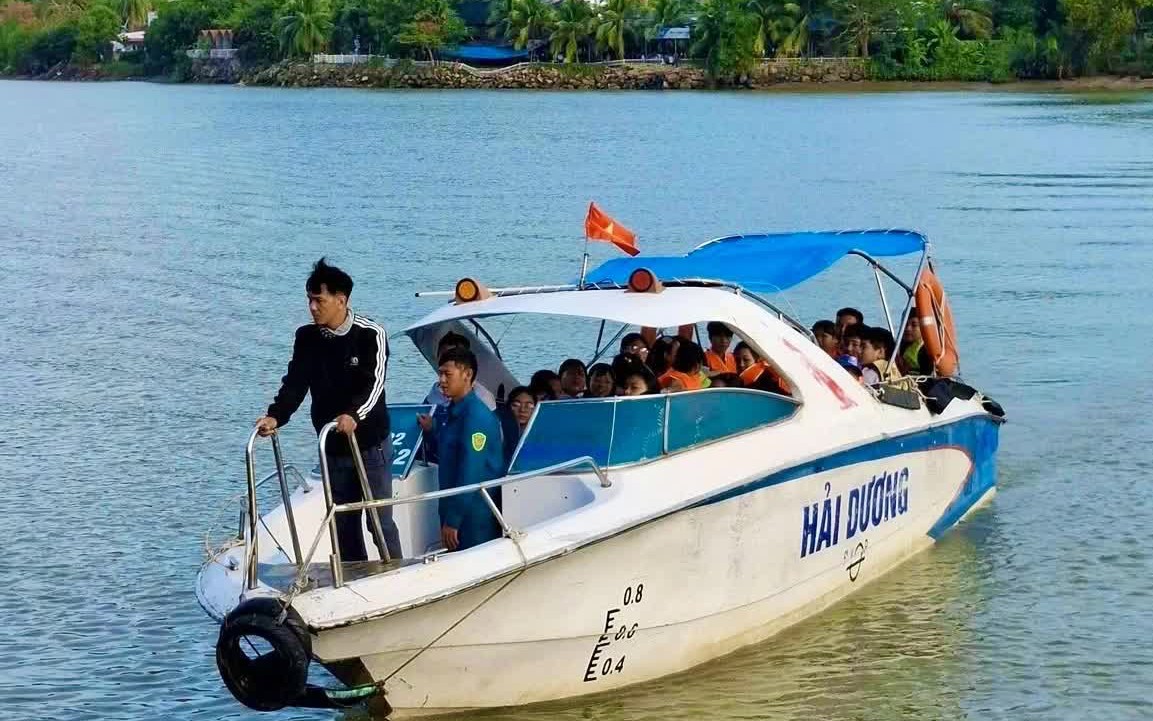 Hơn 130 học sinh ở Tây Nha Trang đi canô đến trường