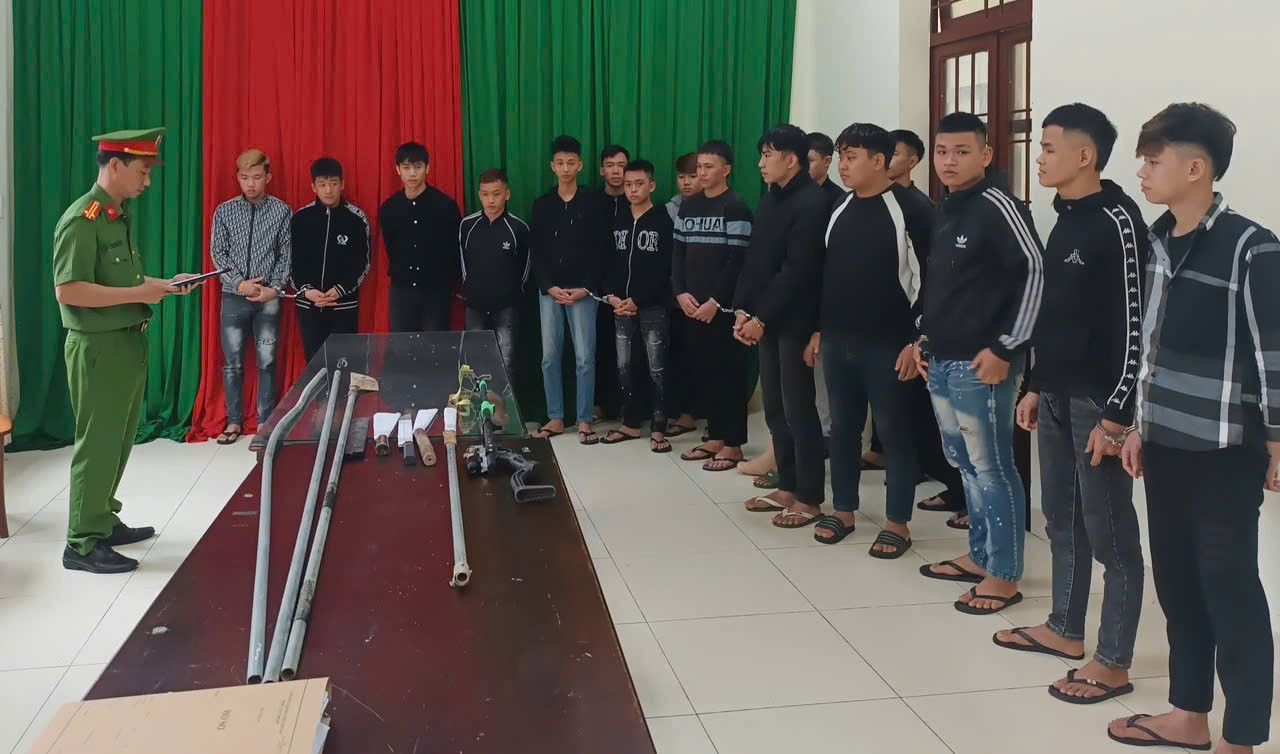 Nhóm thanh thiếu niên ở Đà Nẵng mang hung khí đi đánh nhau gây hoang mang dư luận - Ảnh 1.