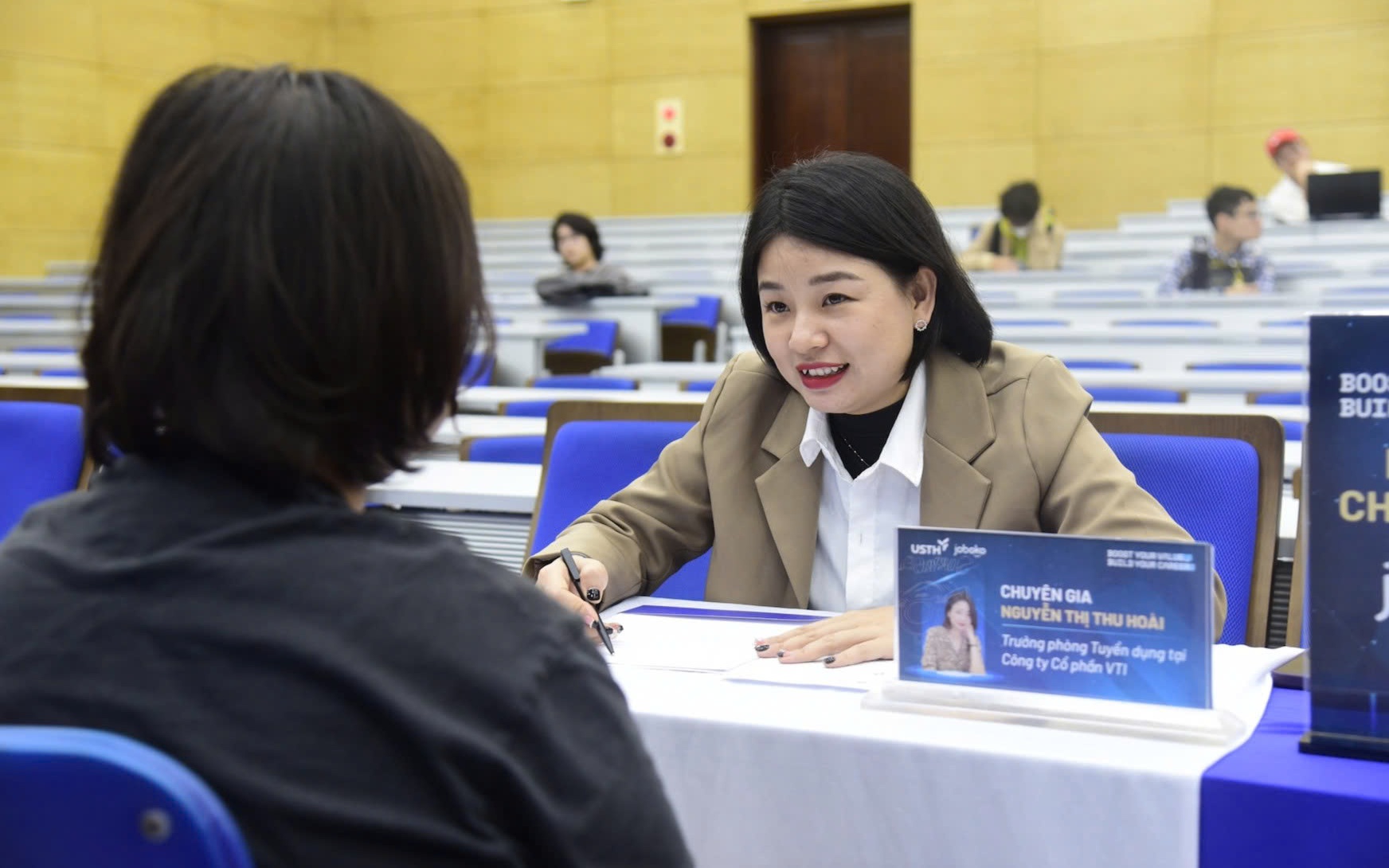 Thị trường việc làm khởi sắc