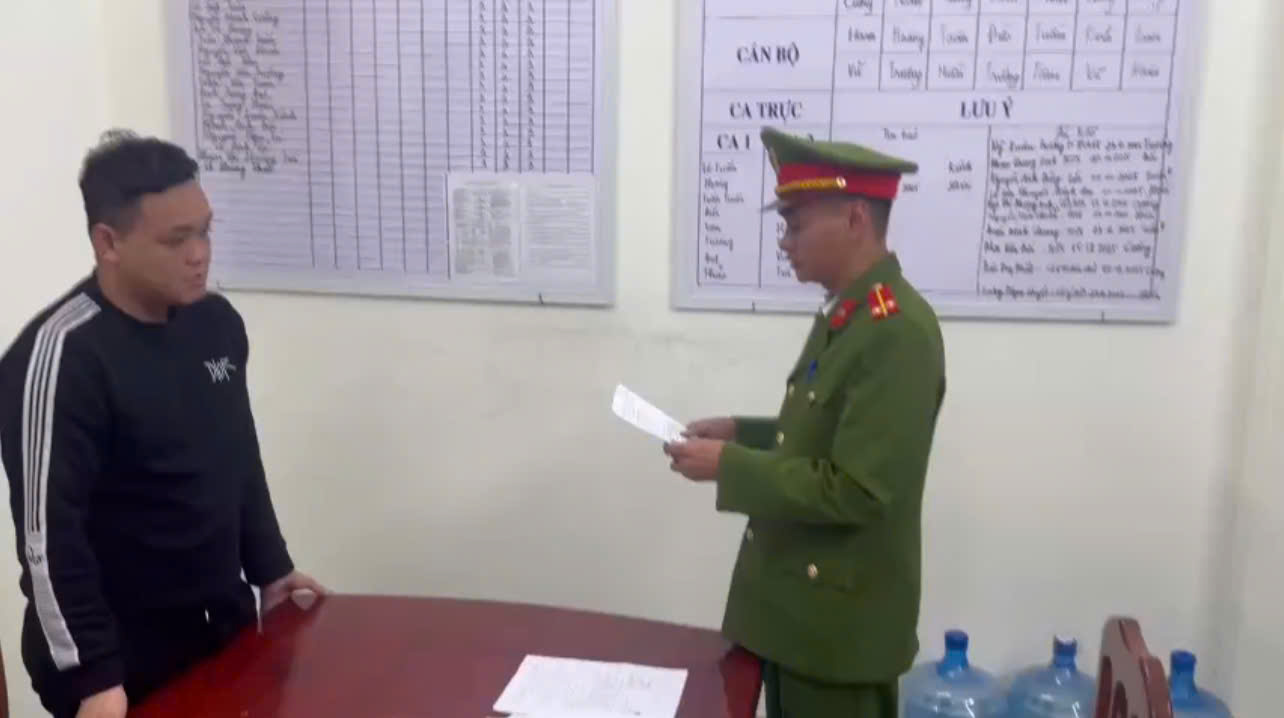 Khởi tố đối tượng lừa đảo chiếm đoạt t&agrave;i sản qua ứng dụng ng&acirc;n h&agrave;ng giả - Ảnh 1.