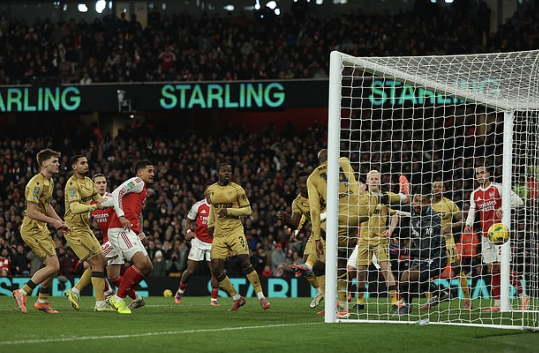 Rượt đuổi tỉ số nghẹt thở Crystal Palace, Arsenal chật vật đoạt v&eacute; b&aacute;n kết League Cup - Ảnh 4.