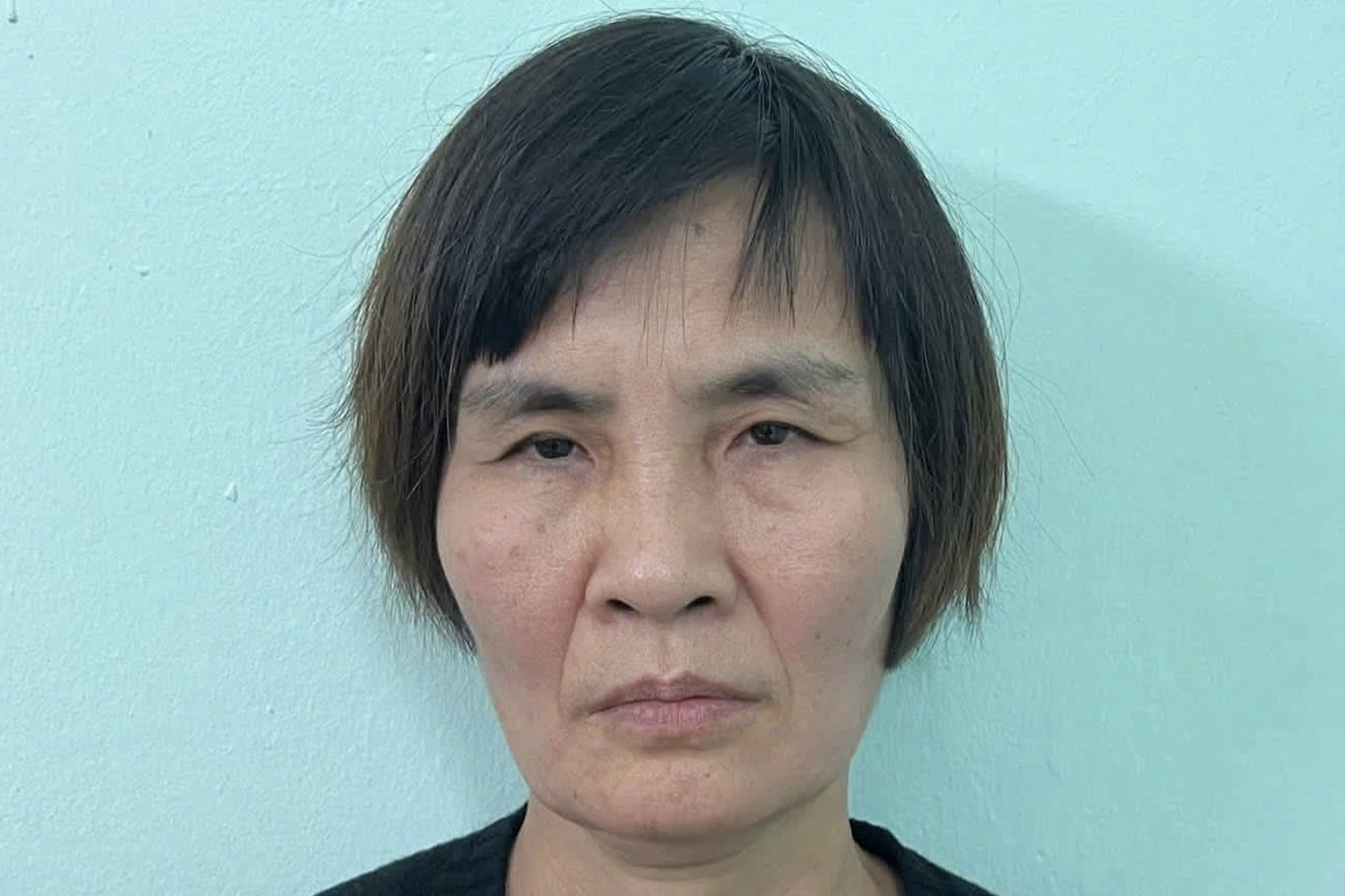 Nhặt được của rơi không trả, người phụ nữ bắt chủ gói hàng quỳ xin rồi hành hung - Ảnh 1.