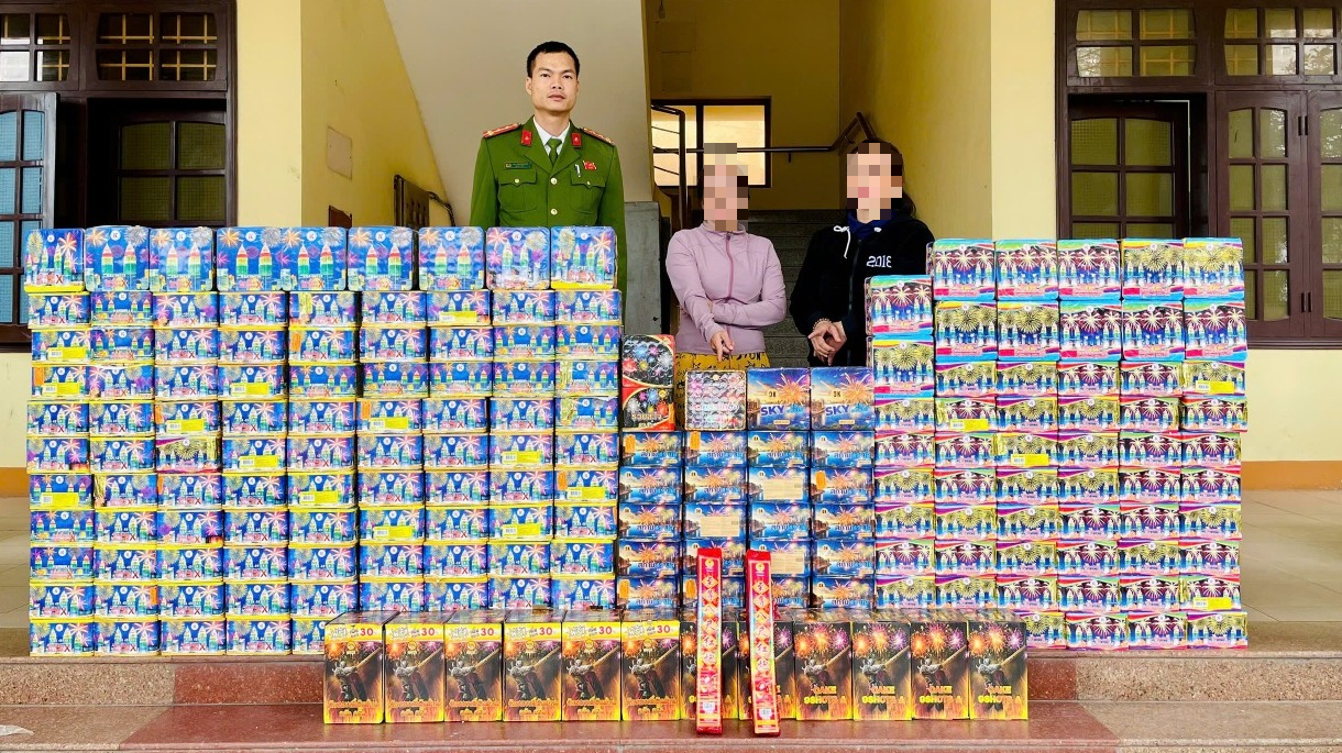 Hai phụ nữ ở Quảng Trị bị bắt v&igrave; mua b&aacute;n ph&aacute;o nổ tr&aacute;i ph&eacute;p khối lượng lớn - Ảnh 1.