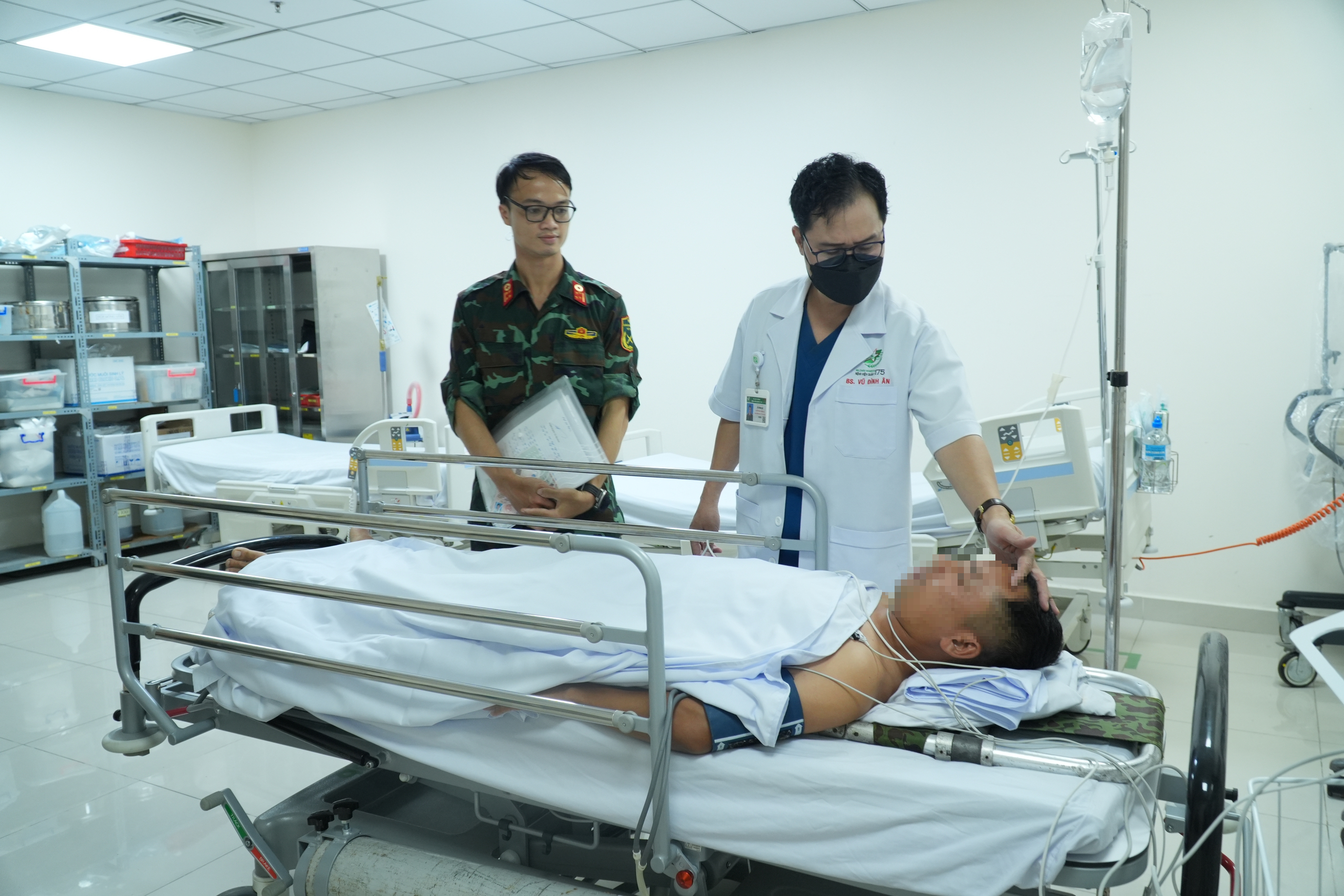 B&aacute;c sĩ qu&acirc;n y v&agrave; chuyến bay cấp cứu k&eacute;o d&agrave;i 14 giờ  - Ảnh 4.