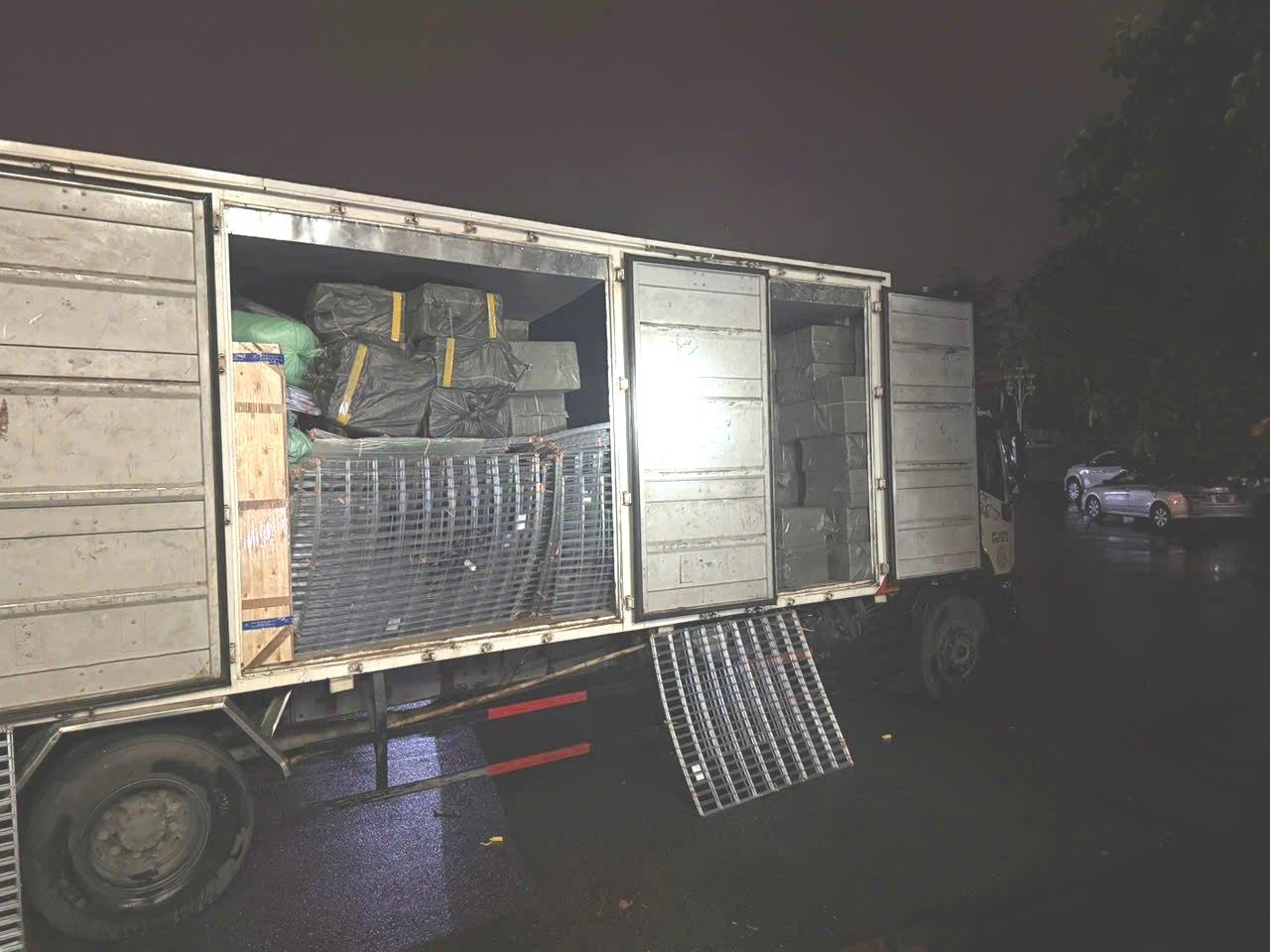 Phát hiện cả khoang thuốc lá ngoại trên xe ô tô BKS Hà Nội - Ảnh 1.