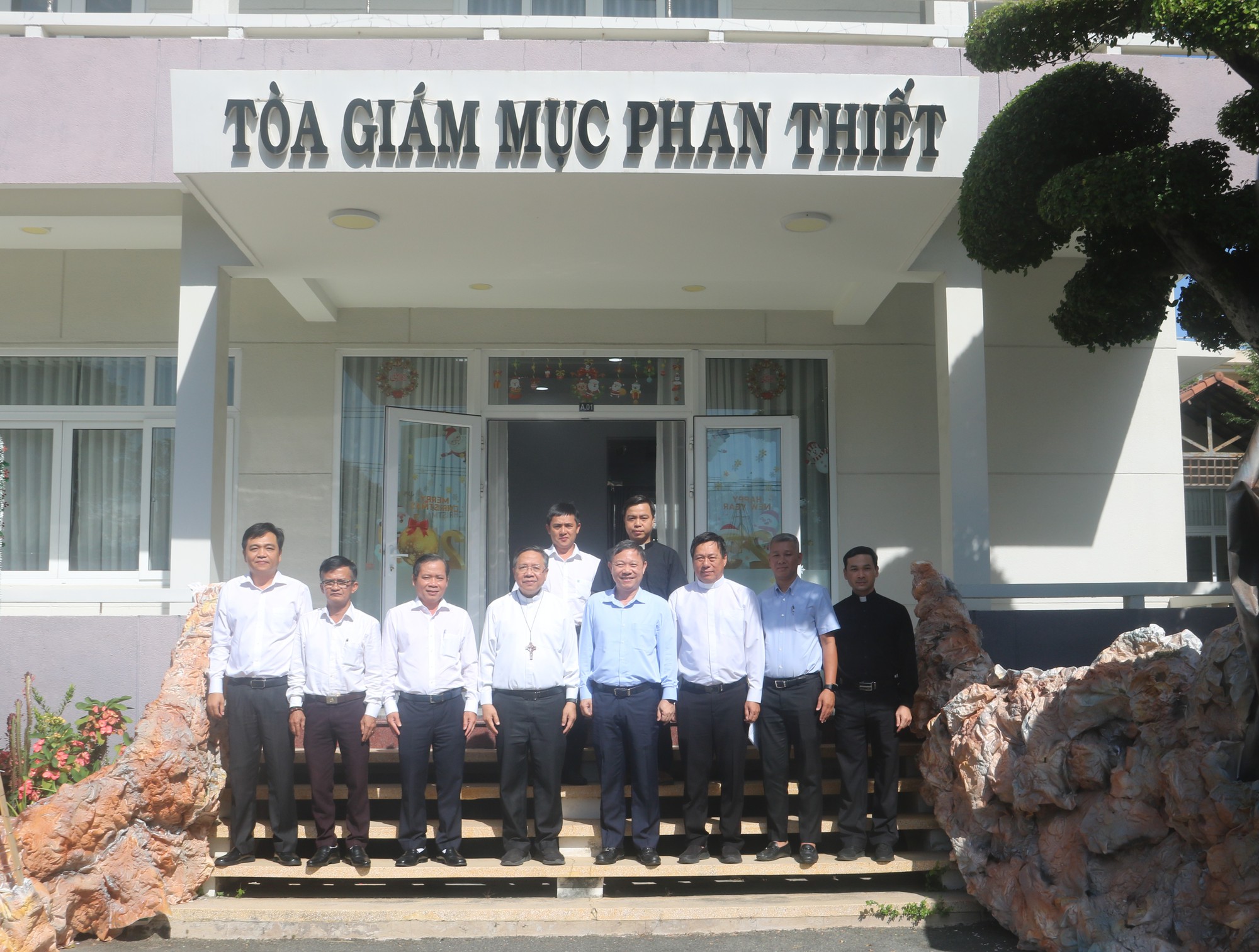 Đoàn lãnh đạo TP HCM thăm, chúc mừng Giáng sinh tại Tòa Giám mục Phan Thiết - Ảnh 2.