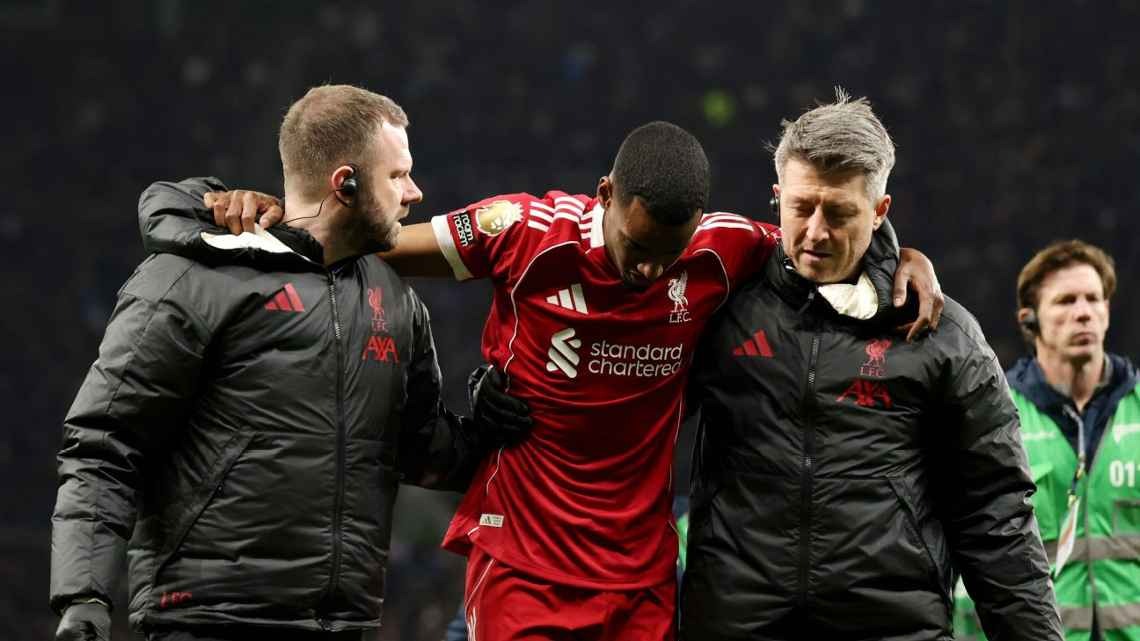 Hả h&ecirc; khi tiền đạo Isak của Liverpool bị &ldquo;nghiệp quật&rdquo; - Ảnh 1.