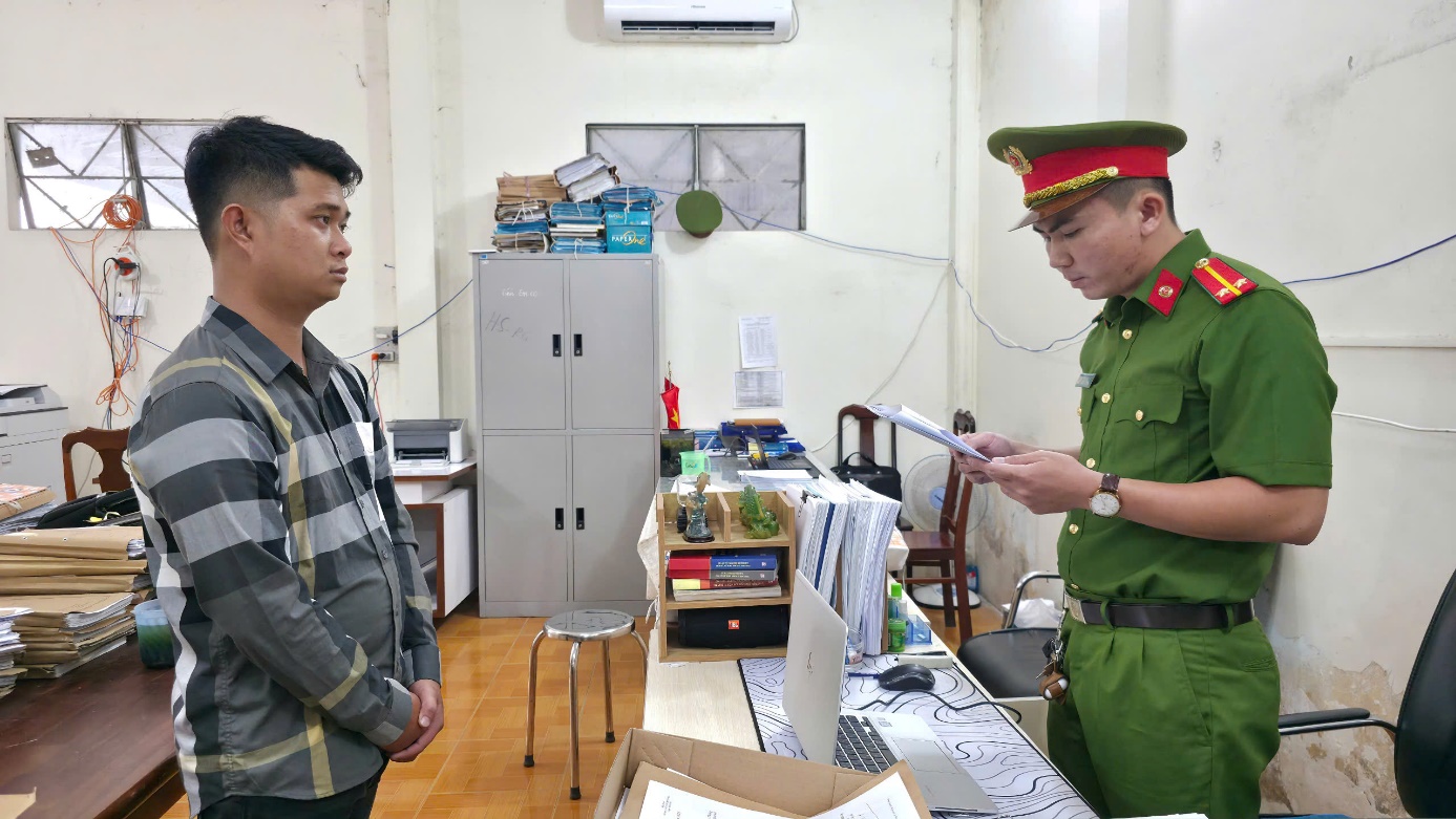 Bắt tạm giam đối tượng cho vay l&atilde;i suất 730 % / năm tại An Giang - Ảnh 1.
