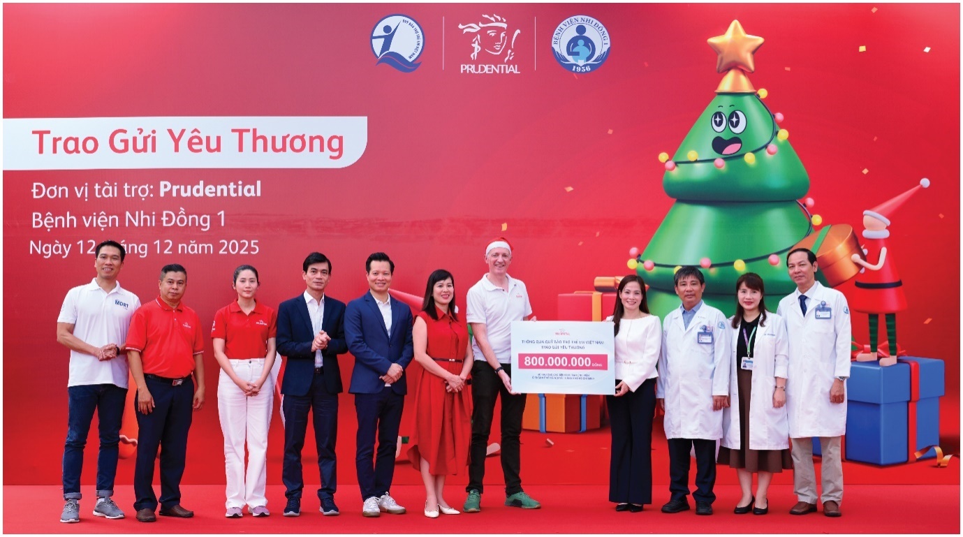 Prudential trao 2.600 phần qu&agrave; Gi&aacute;ng sinh cho bệnh nhi tại TP HCM v&agrave; H&agrave; Nội - Ảnh 1.
