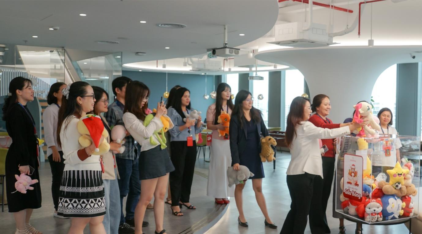 Prudential trao 2.600 phần qu&agrave; Gi&aacute;ng sinh cho bệnh nhi tại TP HCM v&agrave; H&agrave; Nội - Ảnh 4.