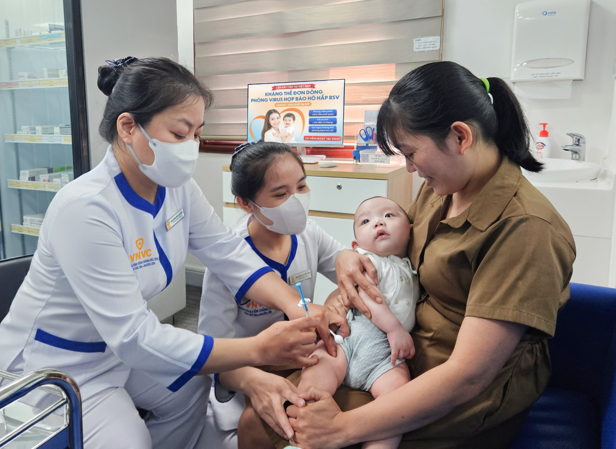 Kh&aacute;ng thể đơn d&ograve;ng RSV ph&ograve;ng vi&ecirc;m phổi, vi&ecirc;m tiểu phế quản cho trẻ nhỏ được ti&ecirc;m tại VNVC to&agrave;n quốc - Ảnh 1.