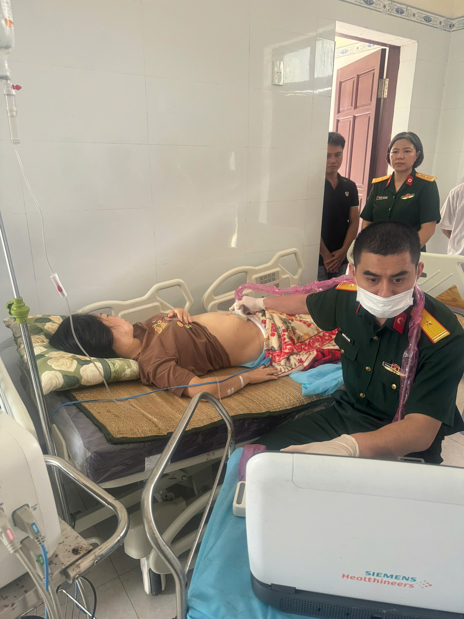 B&aacute;c sĩ qu&acirc;n y v&agrave; chuyến bay cấp cứu k&eacute;o d&agrave;i 14 giờ  - Ảnh 1.