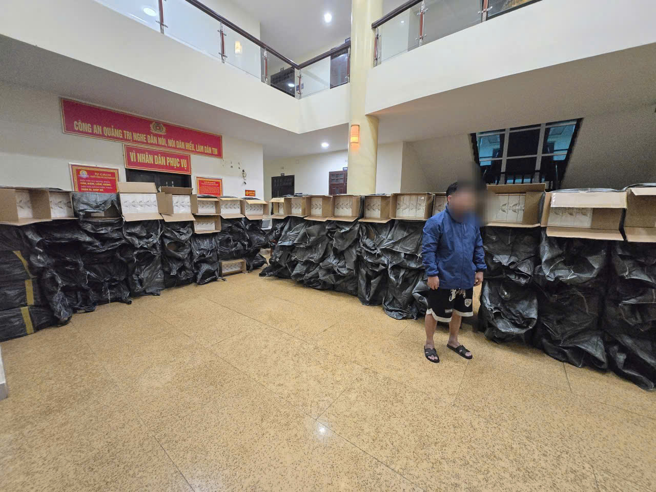 Phát hiện cả khoang thuốc lá ngoại trên xe ô tô BKS Hà Nội - Ảnh 2.