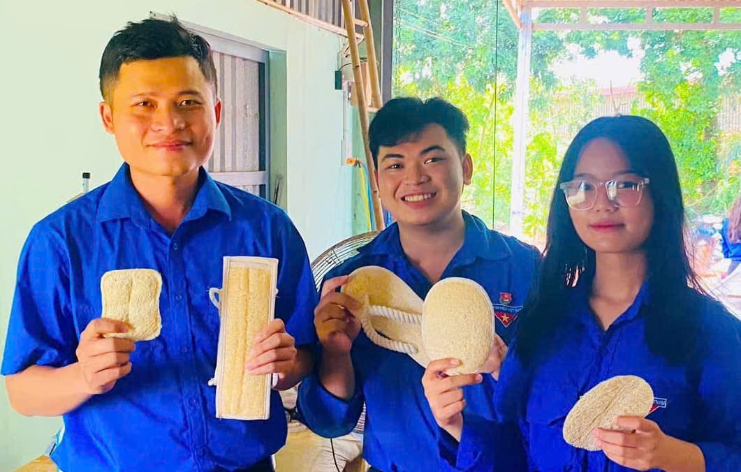 Khởi nghiệp từ xơ mướp, mở lối tho&aacute;t ngh&egrave;o cho n&ocirc;ng d&acirc;n - Ảnh 3.